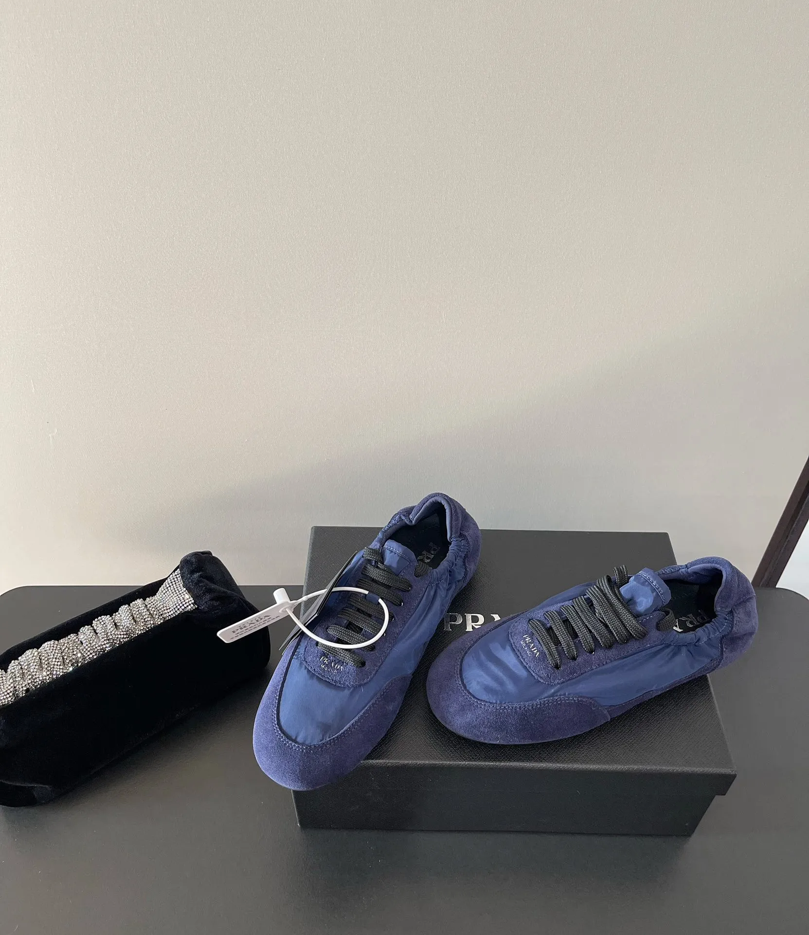 👟👟Ex-factory price 540👟👟 PRADA multi-color comfortable new Dexun ballet shoes in early spring🥂 The original top-quality replica is sold simultaneously at the counter. The fabric is made of specially imported fabrics mixed with Beijing leather. The whole pair of shoes has a very high texture. The lining is cowhide and the original imported rubber sole. The style is simple and fashionable, and the upper feet are very delicate! Color: 11 colors Heel height: flat Size: 35-41 (40 to 41 customized, non-refundable)